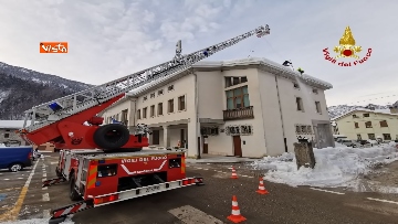 1 - 13-01-21 Neve Friuli Venezia Giulia, i Vigili del fuoco intervengono su tetti strutture pubbliche a Claut