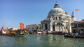 6 - Il giorno della 'Regata Storica' a Venezia, il tradizionale corteo di barche in Canal Grande