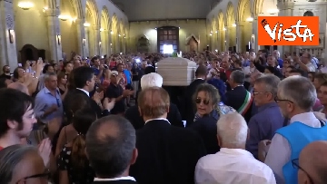10 - Funerale De Crescenzo, Napoli piange il regista e scrittore. Le immagini