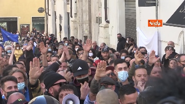 3 - Scontri con la Polizia a Montecitorio durante il sit-in contro le chiusure. Le foto della protesta