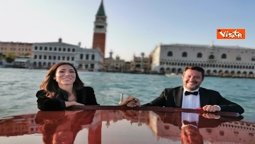 1 - Salvini arriva alla Mostra del Cinema a Venezia, il bacio con Francesca Verdini sul motoscafo