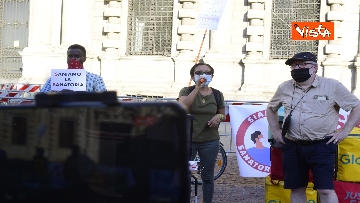 10 - Sanatoria rider, flash mob a Milano sotto la sede del Comune, le foto della manifestazione 
