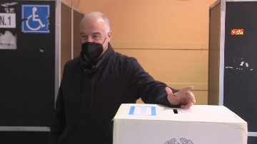 6 - Ballottaggio Roma, il candidato sindaco Enrico Michetti vota. Le foto