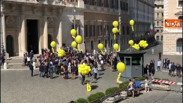 3 - Via libera al taglio dei vitalizi, la festa dei grillini sotto Montecitorio vista dall'alto