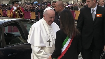 2 - La sindaca Raggi accoglie Papa Francesco in Campidoglio 