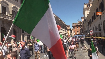 1 - Mascherine Tricolore in piazza a Roma: “Questo Governo fa solo promesse”