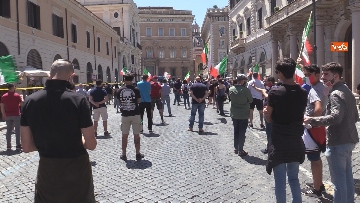 3 - Mascherine Tricolore in piazza a Roma: “Questo Governo fa solo promesse”