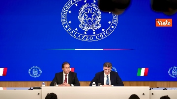 3 - Def, la conferenza stampa con il ministro Giorgetti e il viceministro Leo