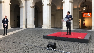 8 - Conte in conferenza stampa a Palazzo Chigi, immagini