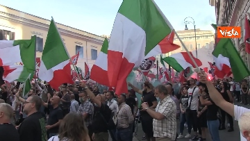 1 - Fumogeni e inno nazionale alla fine della manifestazione di CasaPound a Roma 