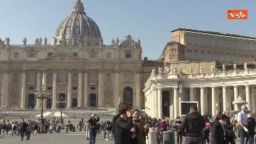 7 - Fedeli a Piazza San Pietro che torna a riempirsi per un Angelus soleggiato