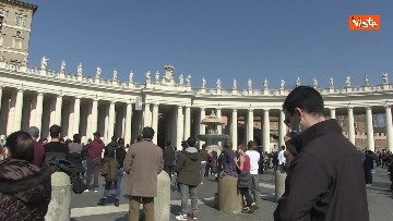 8 - Fedeli a Piazza San Pietro che torna a riempirsi per un Angelus soleggiato