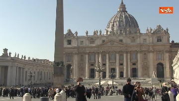 6 - Fedeli a Piazza San Pietro che torna a riempirsi per un Angelus soleggiato