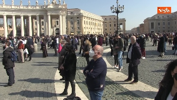 3 - Fedeli a Piazza San Pietro che torna a riempirsi per un Angelus soleggiato