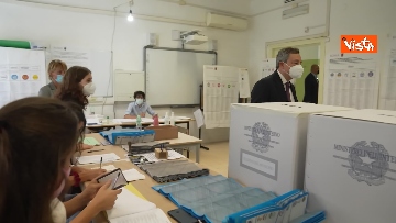 3 - Draghi al seggio elettorale del Liceo Mameli, ecco il momento del voto