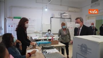 7 - Draghi al seggio elettorale del Liceo Mameli, ecco il momento del voto