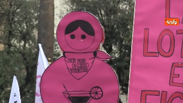 15 - Giornata contro la violenza sulle donne, il corteo di 'Non una di meno' per le strade della Capitale