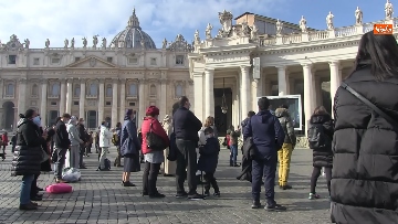 3 - Molti fedeli a Piazza San Pietro per lAngelus dellultima domenica di avvento
