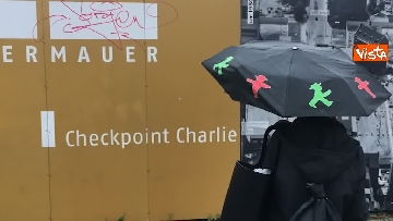 2 - Muro Berlino, festa al Checkpoint Charlie, studenti internazionali rompono muro di carta