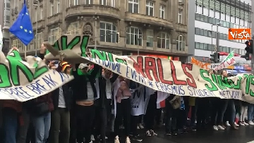 5 - Muro Berlino, festa al Checkpoint Charlie, studenti internazionali rompono muro di carta
