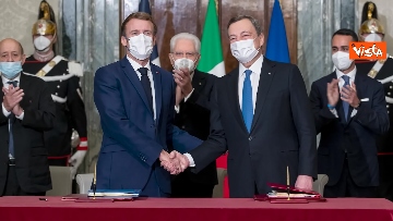 6 - Mattarella, Draghi e Macron si tengono per mano dopo firma Trattato del Quirinale