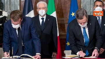 8 - Mattarella, Draghi e Macron si tengono per mano dopo firma Trattato del Quirinale