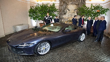 2 - Mattarella a bordo della nuova Ferrari Roma