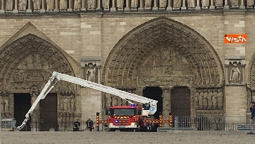 6 - Notre-Dame, la cattedrale devastata dopo l'incendio che ha fatto crollare tetto e guglia
