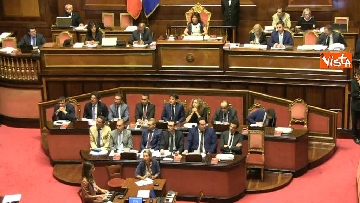 1 - Dl dignità approvato al Senato con 155 voti, Di Maio abbraccia Conte e il Pd protesta in aula