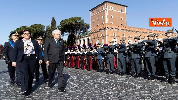 9 - Liberazione, Mattarella rende omaggio al Milite Ignoto all'Altare della Patria