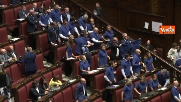 7 - Protesta FdI in aula Camera con magliette azzurre: ''Solidarietà a italiani poveri''
