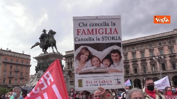 8 - Centinaia di persone davanti al Duomo di Milano per il presidio contro il Ddl Zan, presente anche Salvini