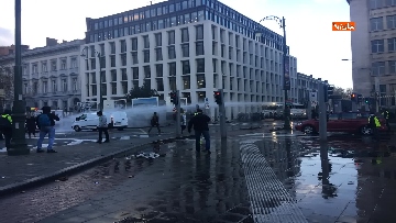 5 - I 'gilet gialli' manifestano a Bruxelles, a fuoco due camionette della polizia
