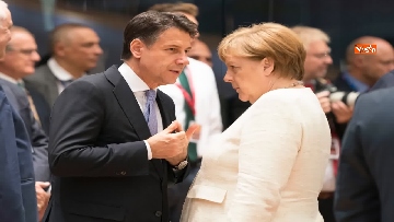 4 - Ue, scambio tra Merkel e Conte prima dell'inizio del Consiglio Ue