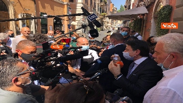 1 - Conte risponde alle domande dei giornalisti dopo un pranzo in centro a Roma