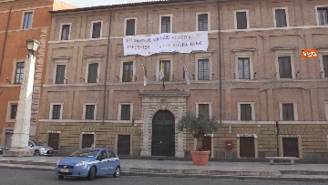 6 - Vaticano con bandiere a mezz’asta per ricordare le vittime del coronavirus
