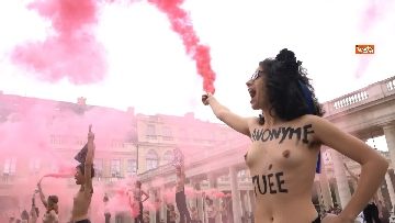4 - Protesta delle Femen al Palais-Royal di Parigi contro il femminicidio