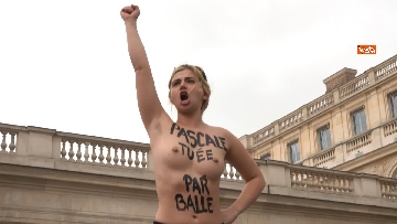 2 - Protesta delle Femen al Palais-Royal di Parigi contro il femminicidio