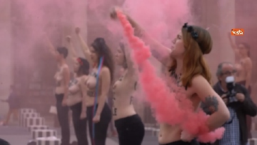 5 - Protesta delle Femen al Palais-Royal di Parigi contro il femminicidio