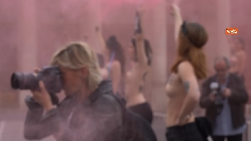 3 - Protesta delle Femen al Palais-Royal di Parigi contro il femminicidio