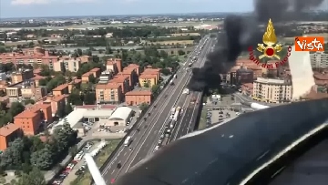 5 - Due camion a fuoco, un morto, chiusa l'A14 a Bologna