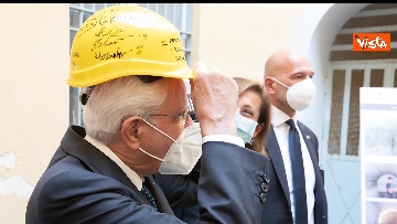 3 - Mattarella firma un casco da lavoro per i ragazzi del carcere minorile di Nisida