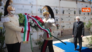 4 - Mattarella depone corona di fiori su tomba Altiero Spinelli a Ventotene