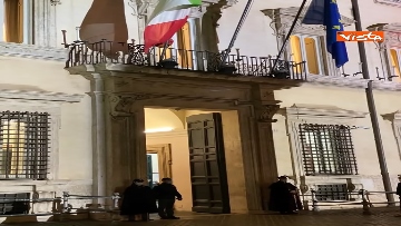 2 - Crisi di Governo, l’attesa dei giornalisti fuori da Palazzo Chigi durante il CdM