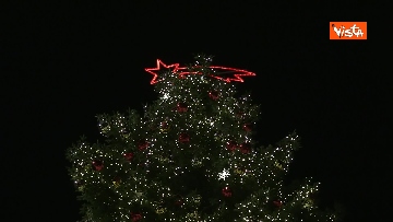 4 - 'Spelacchio' l'albero di Natale di Roma, si accende in Piazza Venezia
