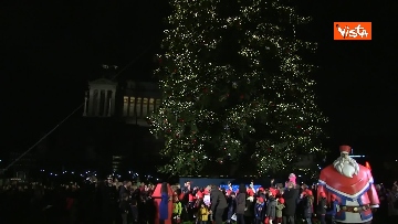 2 - 'Spelacchio' l'albero di Natale di Roma, si accende in Piazza Venezia