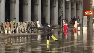 4 - Acqua alta a Venezia, 110cm ma tornano i turisti a San Marco