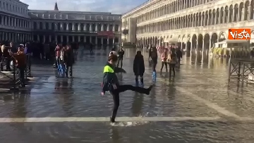 2 - Acqua alta a Venezia, 110cm ma tornano i turisti a San Marco