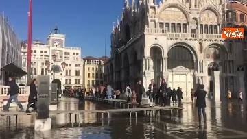 5 - Acqua alta a Venezia, 110cm ma tornano i turisti a San Marco