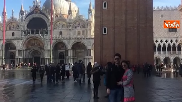6 - Acqua alta a Venezia, 110cm ma tornano i turisti a San Marco